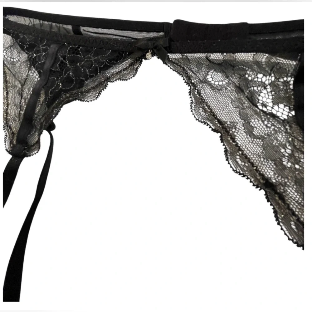 Black Lace Garter Belt with Adjustable Straps - Picture 2 of 12